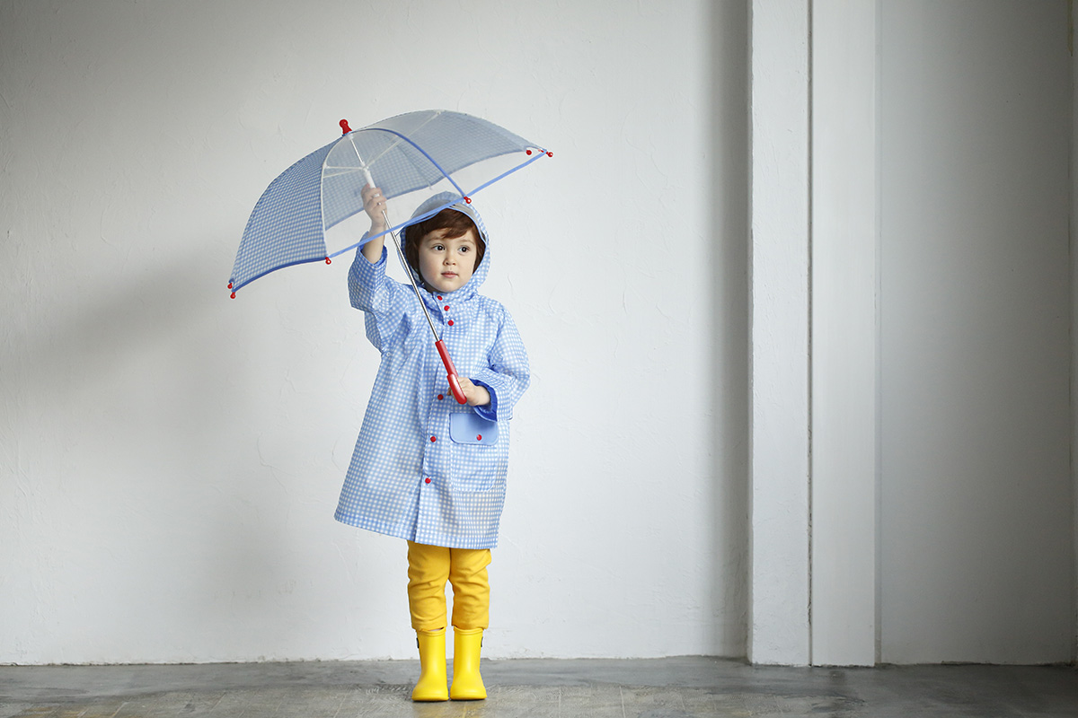 雨の日の通園・通学アイテムは傘派？レインコート派？